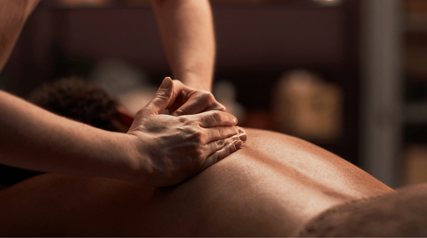foto van iemand die een rugmassage krijgt